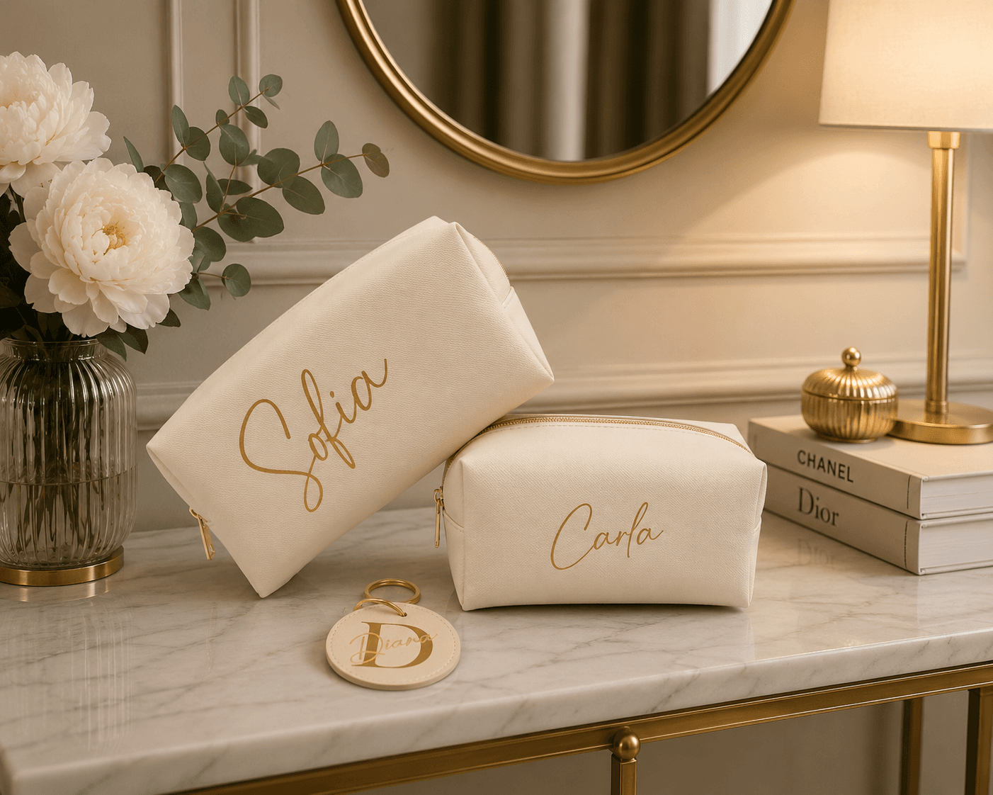 Pochette color panna personalizzate con i nomi Sofia e Carla e portachiavi tondo con iniziale D