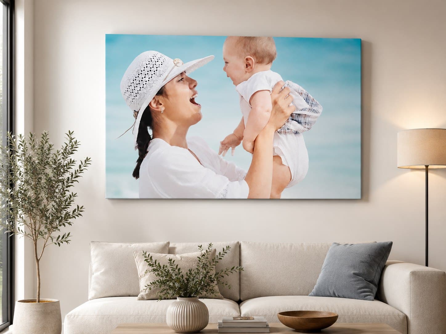 Tela canvas con foto di famiglia appesa sopra il divano