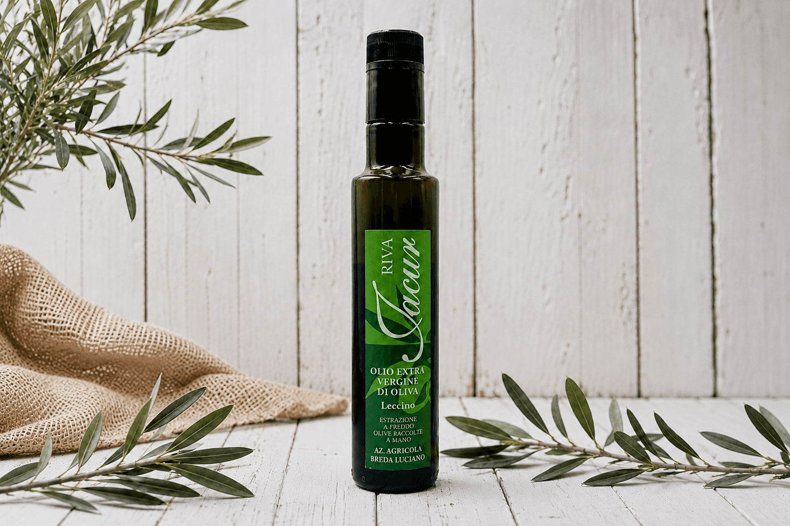 Bottiglia di olio extravergine con etichetta verde personalizzata