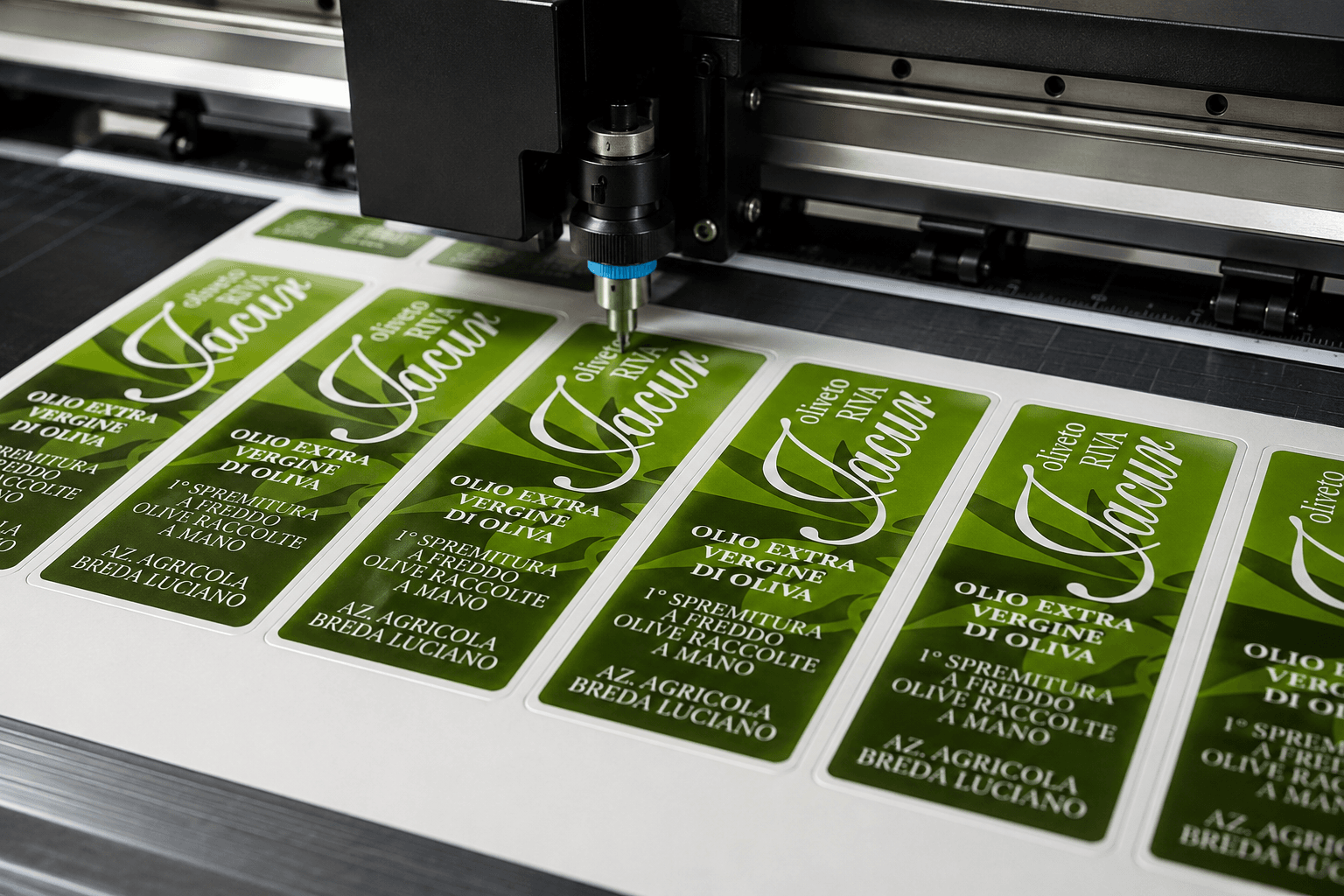 Etichette verdi per olio extravergine in fase di taglio al plotter