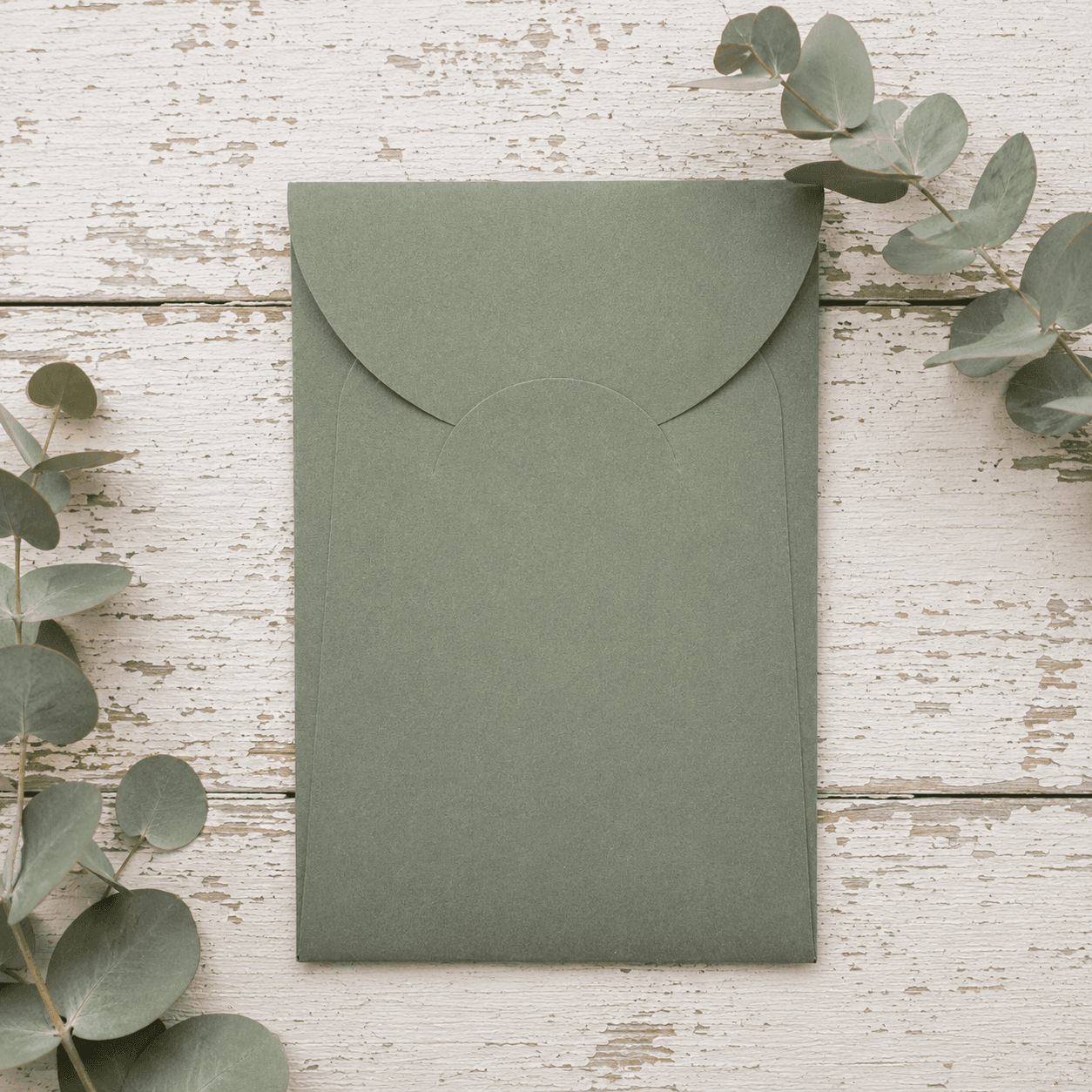 Busta verde salvia con eucalipto su tavolo in legno