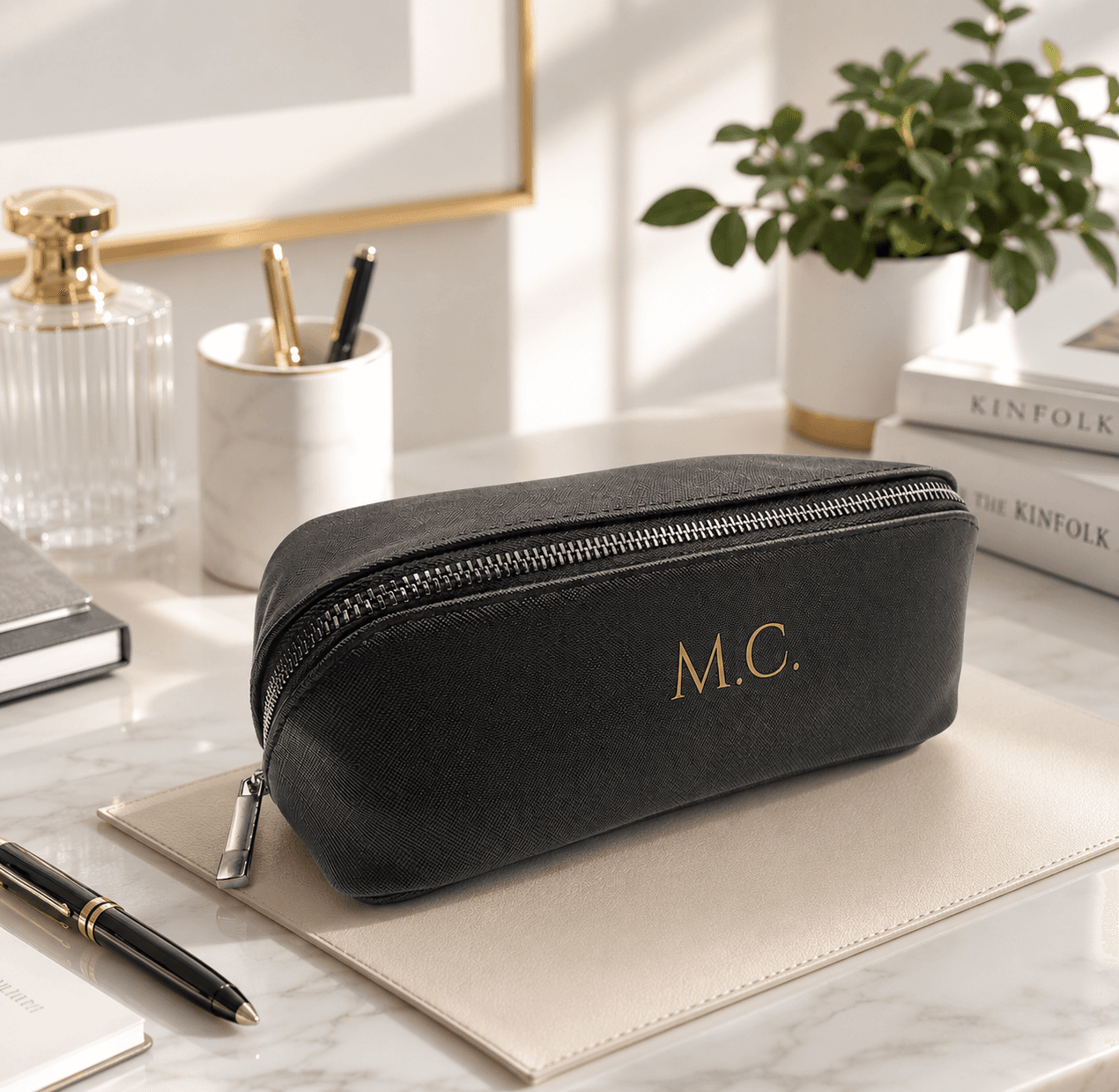 Pochette nera personalizzata con le iniziali M.C.