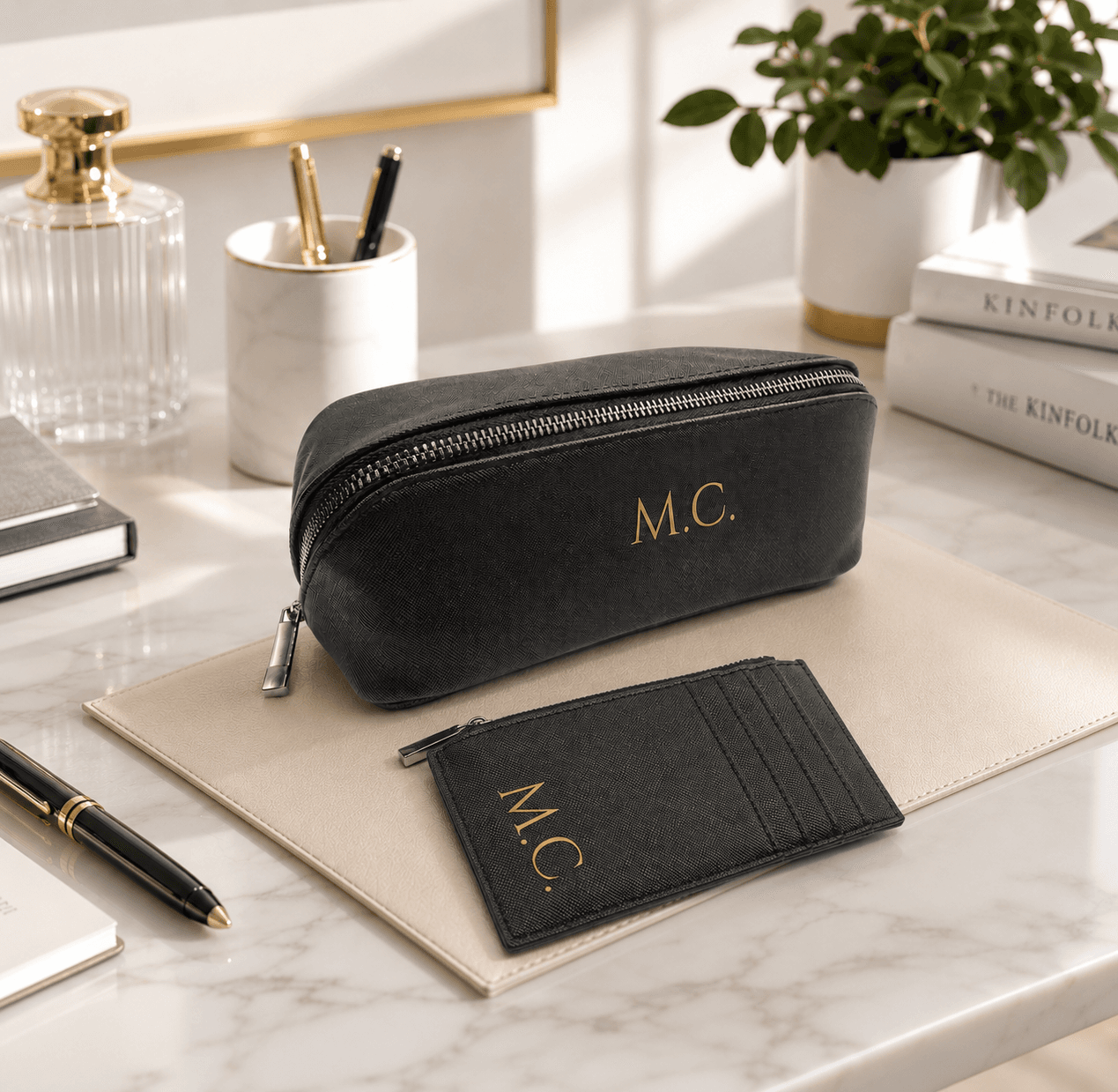 Pochette e portacarte neri personalizzati con le iniziali M.C.