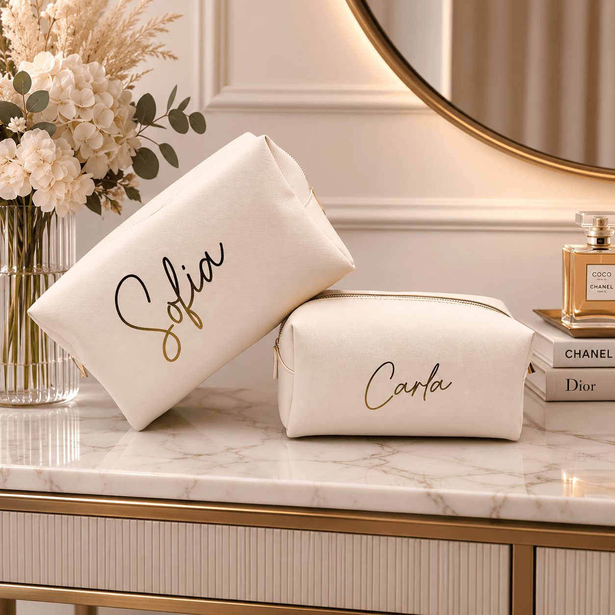 Pochette da viaggio color panna personalizzate con i nomi Sofia e Carla