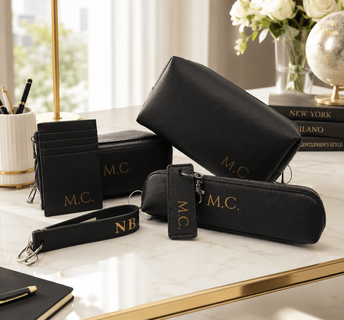 Beauty case, portacarte e portachiavi in ecopelle nera personalizzati con le iniziali M.C.