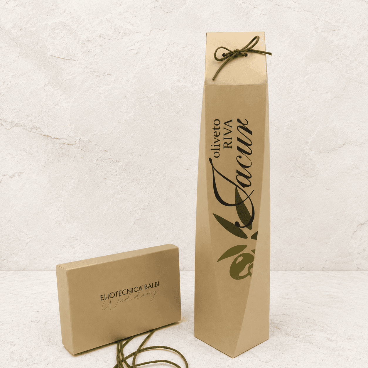 Scatola sagomata in carta kraft per bottiglia d'olio con cordino e biglietto Eliotecnica Balbi Wedding